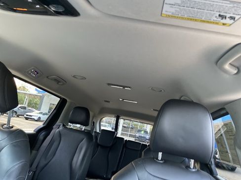 Used 2025 Kia Carnival FWD image 31