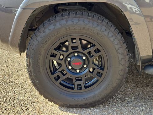 Used 2022 Toyota 4Runner SR5 Premium w/ Moonroof Package RWD image 11