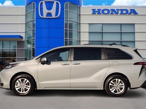 Used 2023 Toyota Sienna XLE Woodland Edition image 3