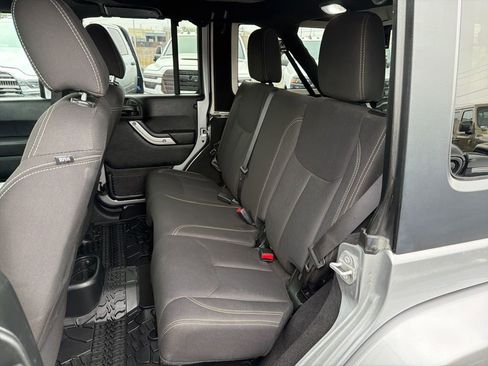 Used 2018 Jeep Wrangler Unlimited Sahara AWD/4WD image 19