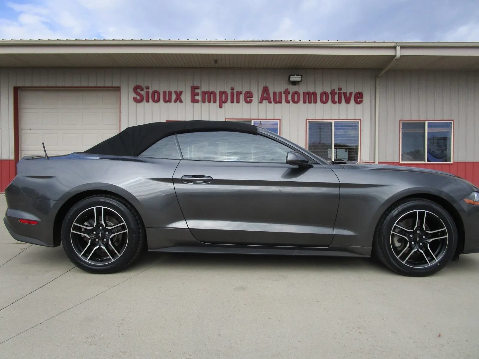 Used 2018 Ford Mustang Premium RWD image 2