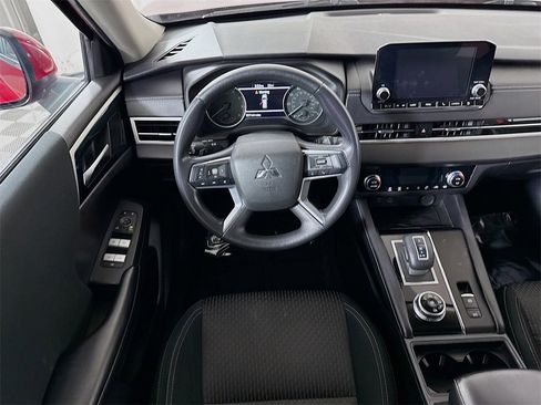 Used 2022 Mitsubishi Outlander ES image 3