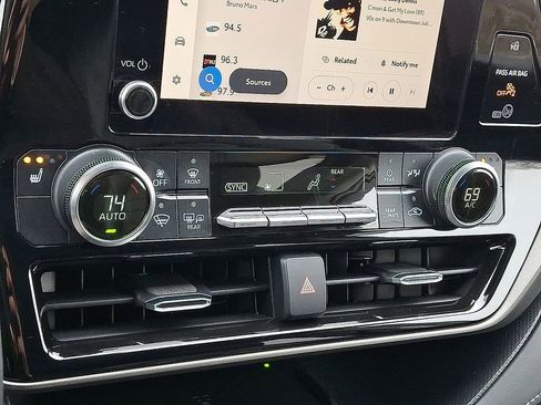 Used 2023 Toyota Highlander XLE image 9