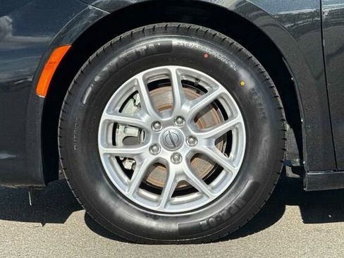 Used 2023 Chrysler Pacifica Touring-L image 26