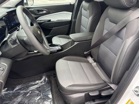 Used 2025 Chevrolet Trax LT image 32