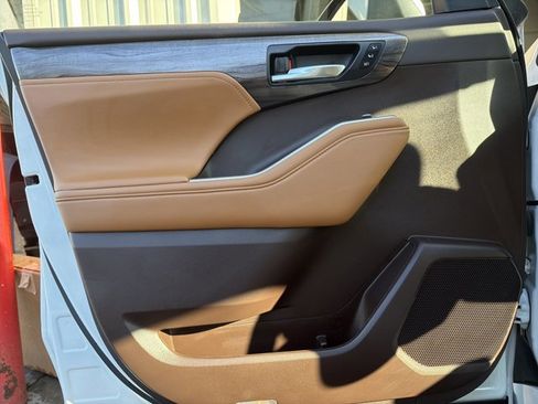 Used 2021 Toyota Highlander Platinum image 10