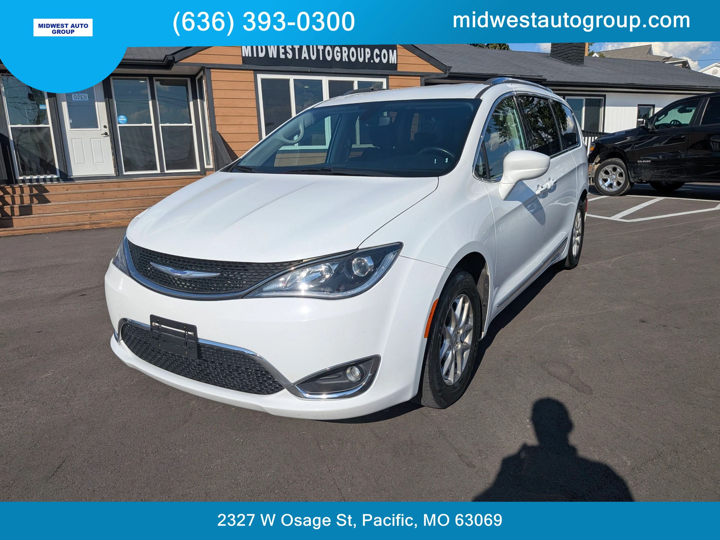 Used 2020 Chrysler Pacifica Touring-L FWD image 1