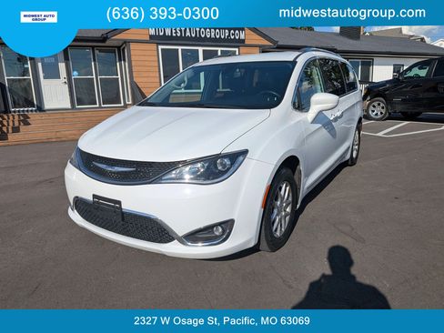 Used 2020 Chrysler Pacifica Touring-L FWD image 1