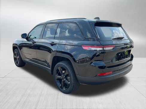 Used 2023 Jeep Grand Cherokee Altitude AWD/4WD image 9