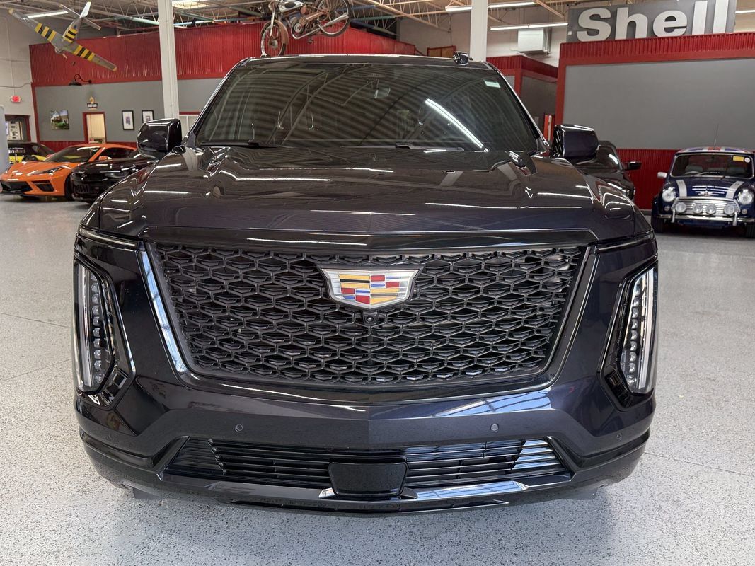 Used 2025 Cadillac Escalade ESV Premium Luxury w/ LPO, Floor Liner Package AWD/4WD image 10