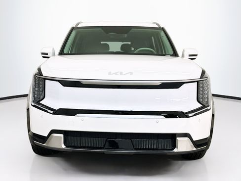 Used 2024 Kia EV9 Land image 2
