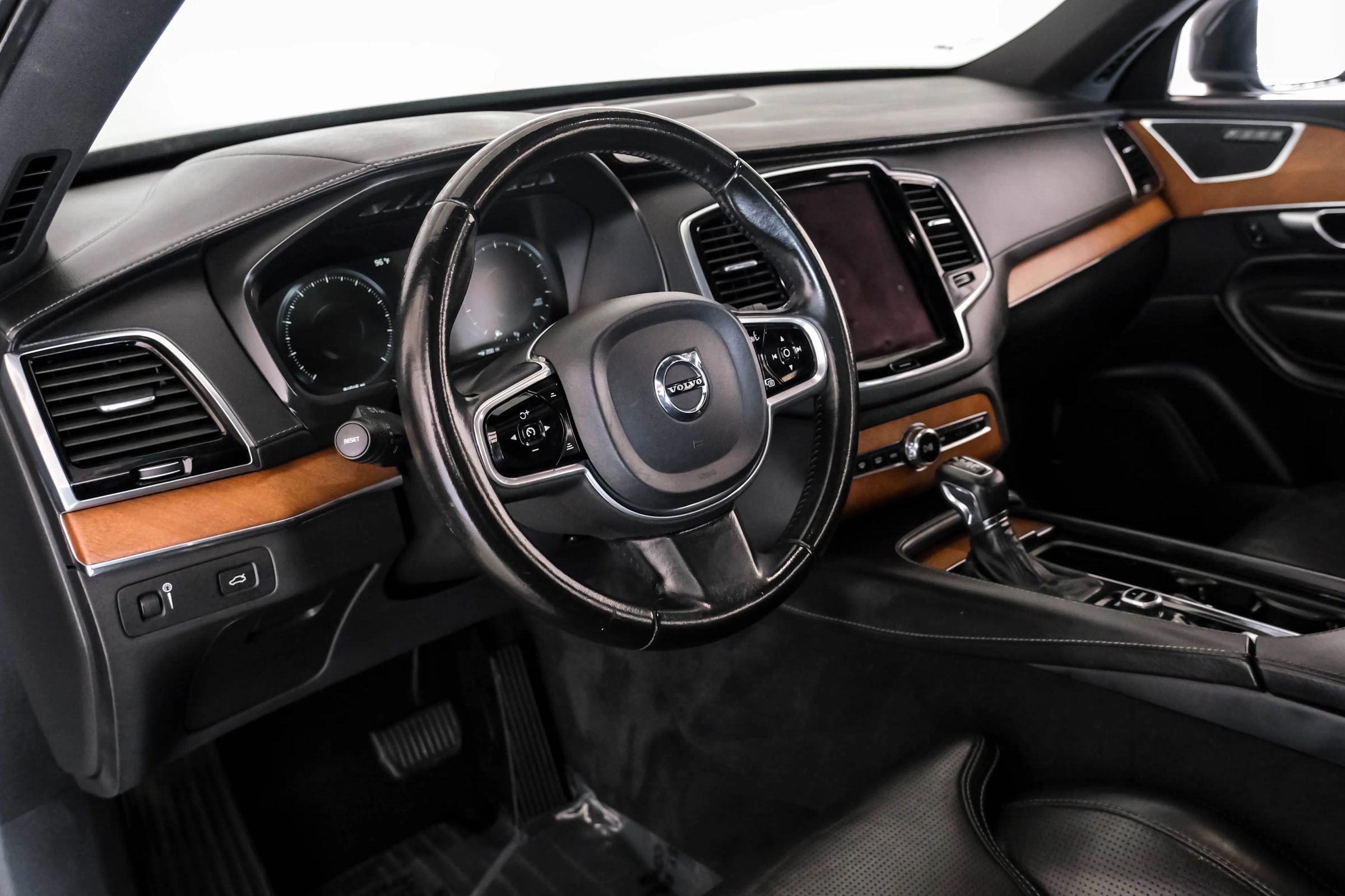 Used 2017 Volvo XC90 T6 Inscription w/ Vision Package AWD/4WD image 2