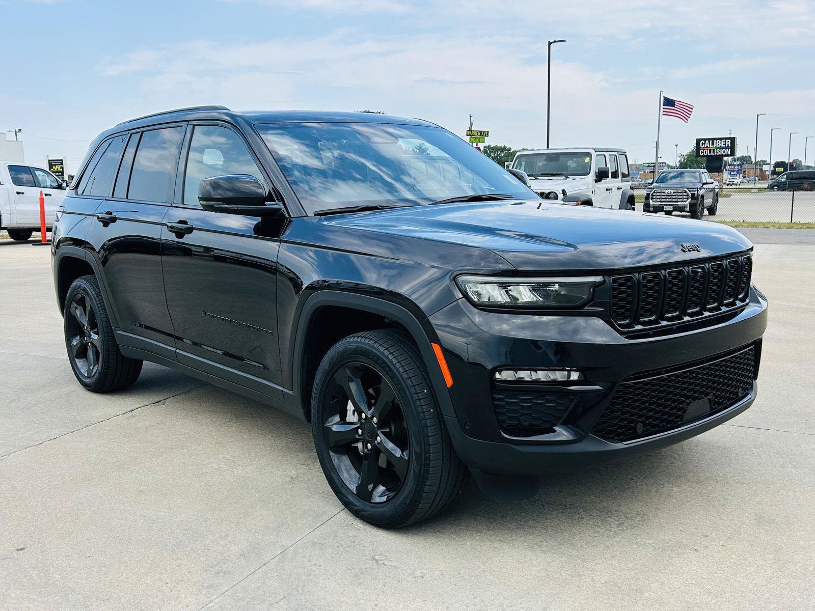 Used 2024 Jeep Grand Cherokee Limited w/ Luxury Tech Group II AWD/4WD image 2