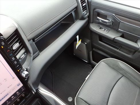 New 2026 RAM 2500 Laramie AWD/4WD image 32