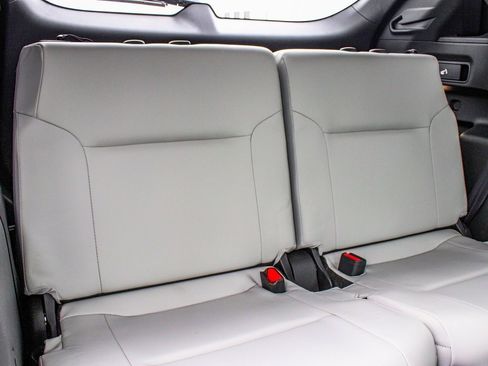 New 2025 Mitsubishi Outlander SE image 37