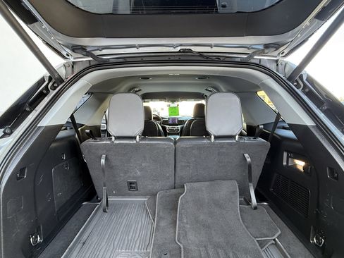 Used 2022 Ford Explorer XLT w/ Equipment Group 202A image 19