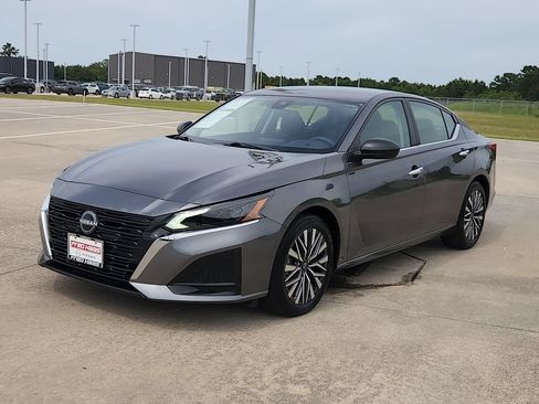 Used 2025 Nissan Altima 2.5 SV FWD image 9