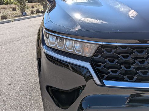 Certified 2023 Kia Sorento LX image 10