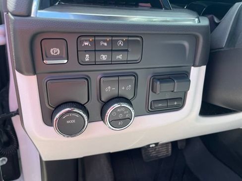 Used 2026 Chevrolet Suburban Premier w/ Sun And Tow Package RWD image 17