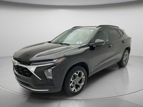 Used 2025 Chevrolet Trax LT w/ LT Convenience Package FWD image 3