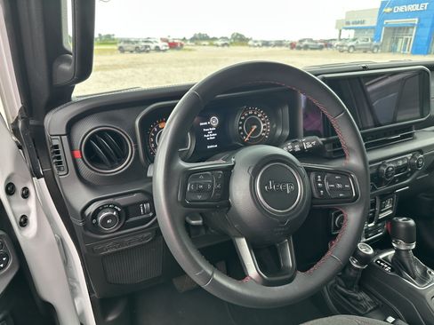 Used 2024 Jeep Wrangler Unlimited Rubicon AWD/4WD image 2