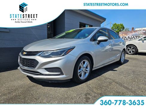 Used 2017 Chevrolet Cruze LT FWD image 1
