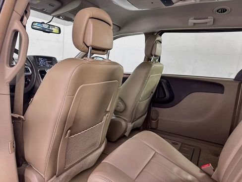 Used 2014 Chrysler Town & Country Touring FWD image 36