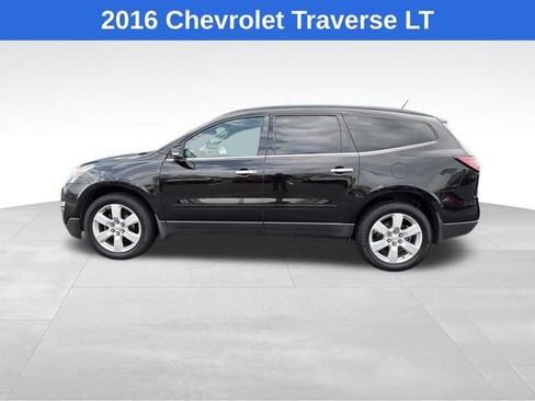 Used 2016 Chevrolet Traverse LT w/ Style and Technology Package FWD image 2
