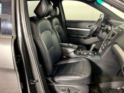 Used 2016 Ford Explorer XLT w/ Equipment Group 202A FWD image 9