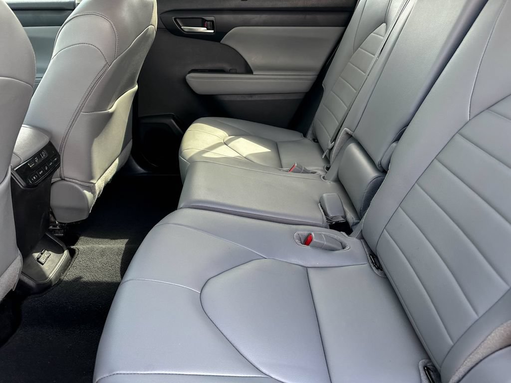 Certified 2025 Toyota Highlander XLE FWD image 19