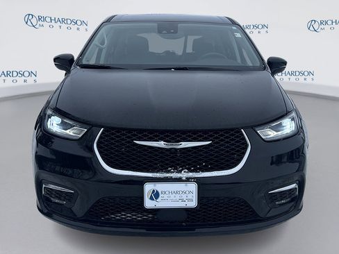 Used 2024 Chrysler Pacifica Touring-L image 2