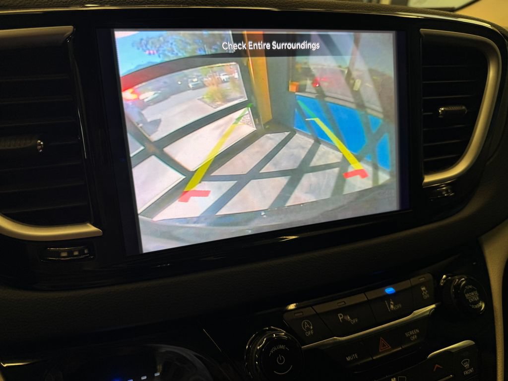 Used 2023 Chrysler Pacifica Touring-L FWD image 14