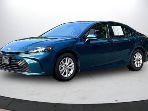 Used 2025 Toyota Camry LE FWD image 4