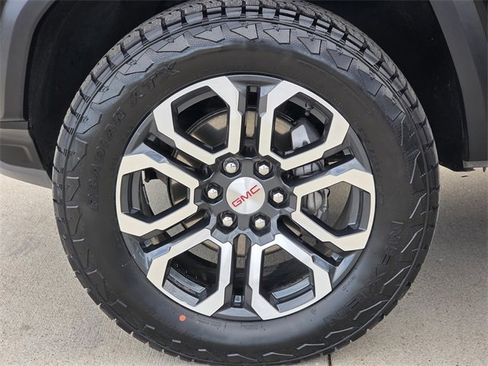 Used 2024 GMC Canyon AT4 w/ Technology Package image 9