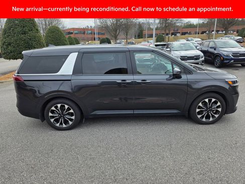 Certified 2023 Kia Carnival EX image 6