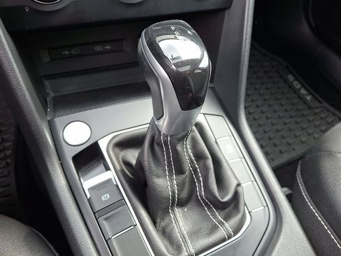 Used 2022 Volkswagen Taos SE w/ Panoramic Sunroof Package image 22