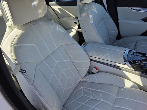 Certified 2025 BMW 740i w/ Premium Package image 32