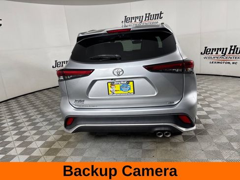 Used 2023 Toyota Highlander XSE FWD image 9