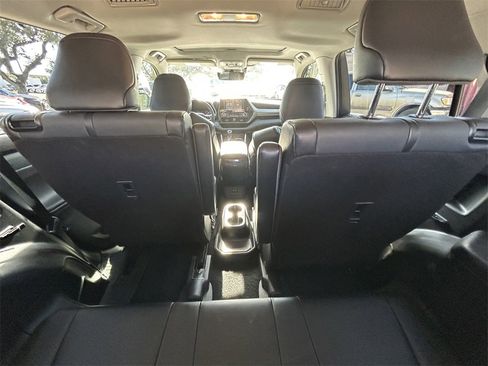 Used 2021 Toyota Highlander XLE image 17