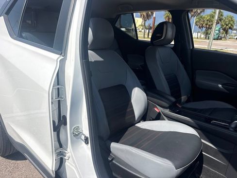Used 2023 Nissan Kicks SR w/ SR Premium Package FWD image 16