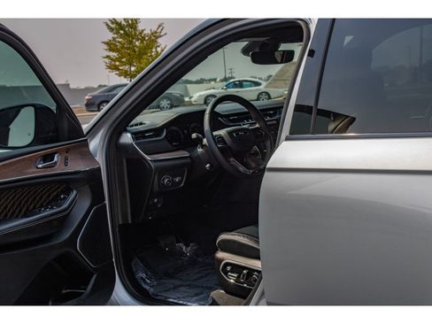 Used 2025 Jeep Grand Cherokee Summit w/ Obsidian Package AWD/4WD image 26