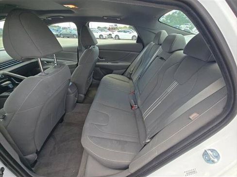 Used 2024 Hyundai Elantra SEL w/ Convenience Package FWD image 17