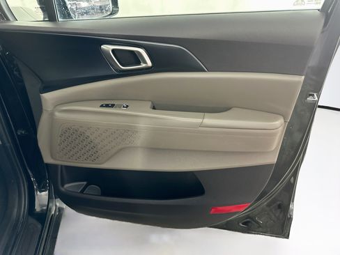 Used 2025 Kia Carnival FWD image 33