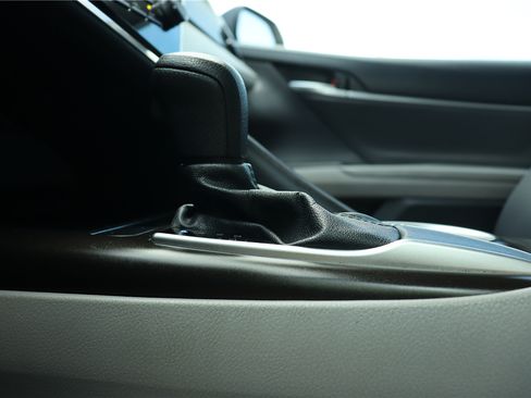 Used 2021 Toyota Camry LE w/ Carpet Mat Package (TMS) FWD image 37