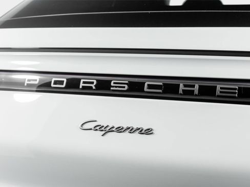 Used 2023 Porsche Cayenne Platinum Edition image 12