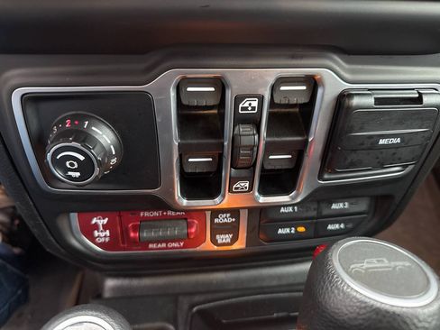 Used 2023 Jeep Gladiator Rubicon w/ Cold Weather Group AWD/4WD image 34