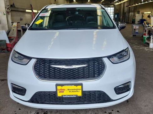 Used 2023 Chrysler Pacifica Limited FWD image 3