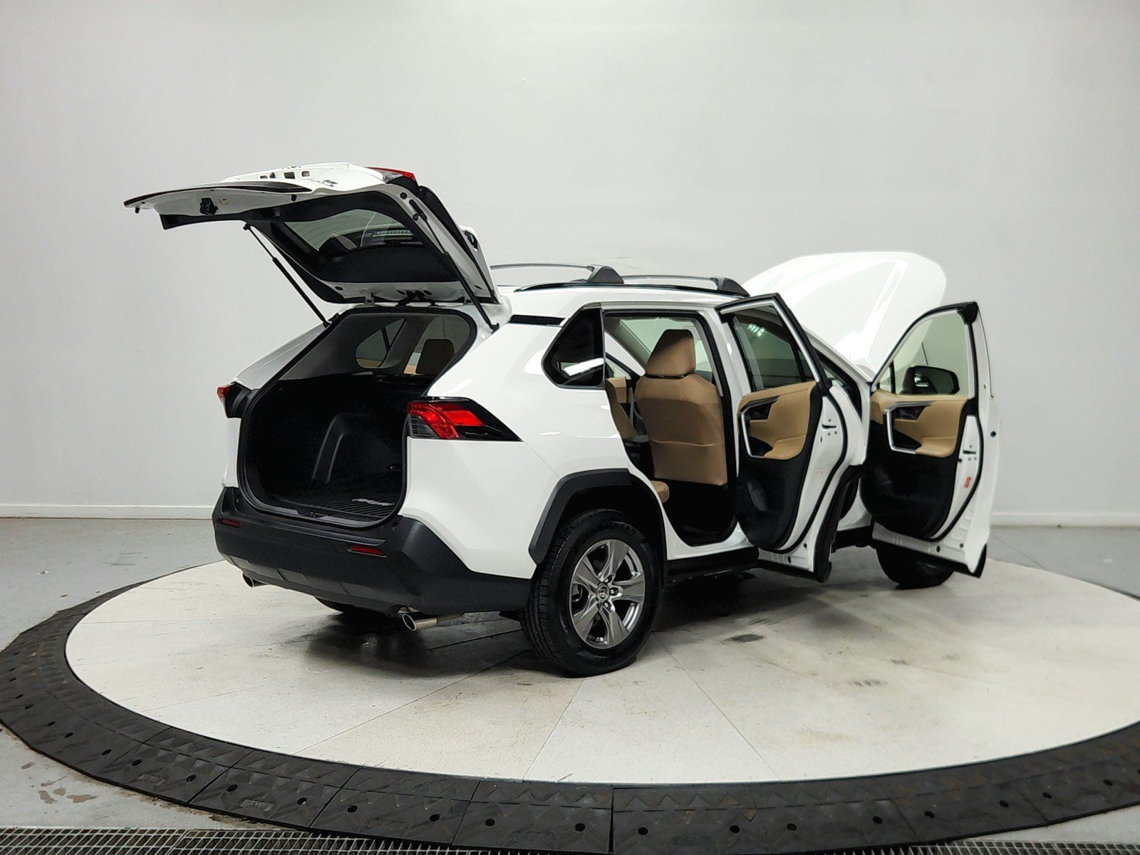 Used 2023 Toyota RAV4 LE AWD/4WD image 16