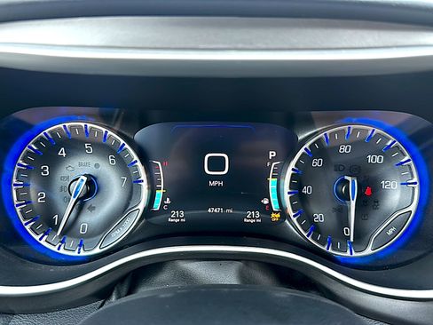 Used 2022 Chrysler Pacifica Touring-L image 28