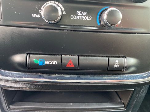 Used 2016 Dodge Grand Caravan SE image 12